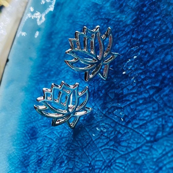 Silver lotus flower stud earring - Picture 6 of 11